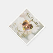 色あせた白いバラの花とカスタムウェディングフォト スタンダードカクテルナプキン (角)