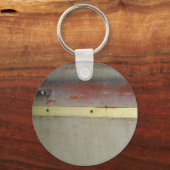 色あせた緑、赤、青、黄色の錆びた キーホルダー (正面)