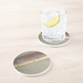 色あせた緑、赤、青、黄色の錆びた コースター (側面)