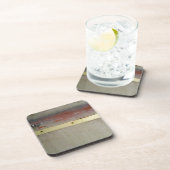 色あせた緑、赤、青、黄色の錆びた コースター (右側)