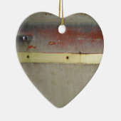 色あせた緑、赤、青、黄色の錆びた セラミックオーナメント (右)