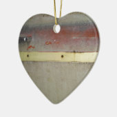 色あせた緑、赤、青、黄色の錆びた セラミックオーナメント (左)