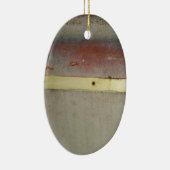 色あせた緑、赤、青、黄色の錆びた セラミックオーナメント (右)