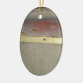 色あせた緑、赤、青、黄色の錆びた セラミックオーナメント (左)