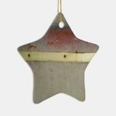 色あせた緑、赤、青、黄色の錆びた セラミックオーナメント (右)