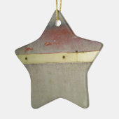 色あせた緑、赤、青、黄色の錆びた セラミックオーナメント (左)