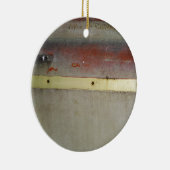 色あせた緑、赤、青、黄色の錆びた セラミックオーナメント (右)