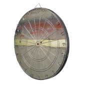 色あせた緑、赤、青、黄色の錆びた ダーツボード (正面右)