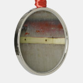 色あせた緑、赤、青、黄色の錆びた メタルオーナメント (右)