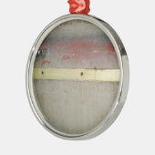 色あせた緑、赤、青、黄色の錆びた メタルオーナメント (左)