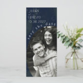 色あせた背景を持つ濃い青の谷のユリ (スタンド正面)