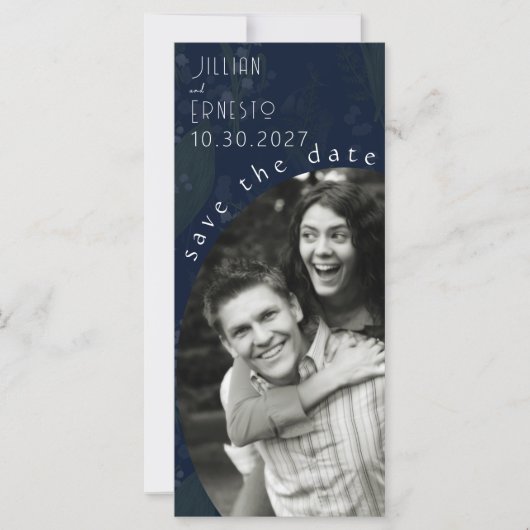 色あせた背景を持つ濃い青の谷のユリ (正面)