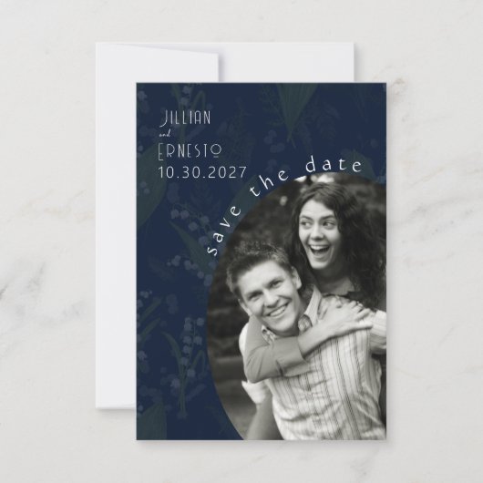 色あせた背景を持つ濃い青の谷のユリ (正面)