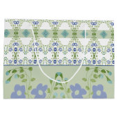 色あせた青のフローラ パターン（の模様が）ある ラージペーパーバッグ (裏面)