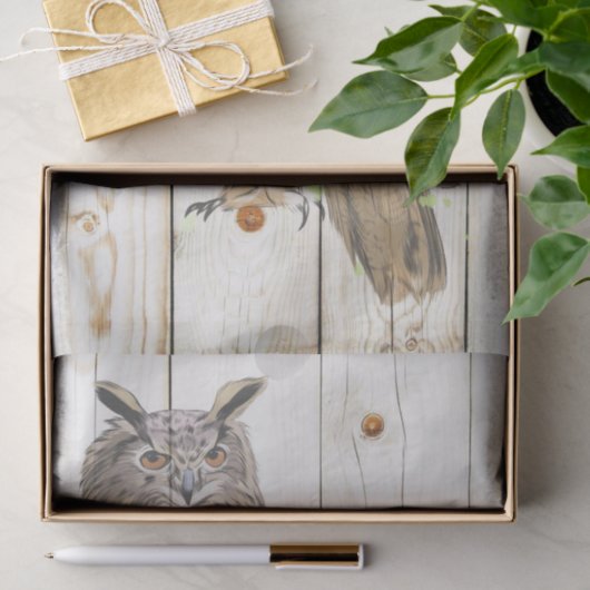 色あせ威厳のあるた木の板の上のフクロウ 薄葉紙 (ギフト)