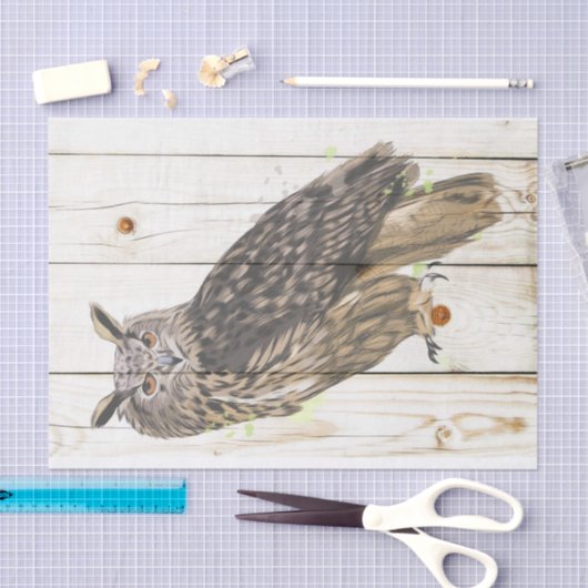 色あせ威厳のあるた木の板の上のフクロウ 薄葉紙 (クラフト)