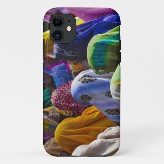 色とりどりのサリーを着た女性たちが集まる Case-Mate iPhoneケース (裏面)