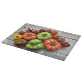 色とりどりのストライプ模様のトマトの古びたテーブル カッティングボード (角)