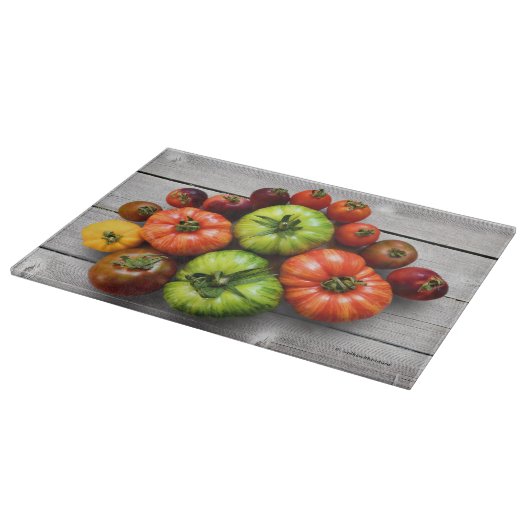 色とりどりのストライプ模様のトマトの古びたテーブル カッティングボード (角)