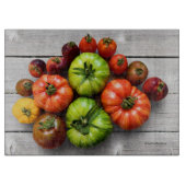 色とりどりのストライプ模様のトマトの古びたテーブル カッティングボード (正面)