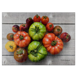 色とりどりのストライプ模様のトマトの古びたテーブル カッティングボード