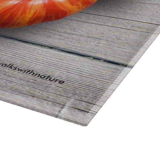 色とりどりのストライプ模様のトマトの古びたテーブル カッティングボード (角)