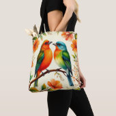 色とりどりの花に囲まれた2羽の鳥 トートバッグ (クローズアップ)