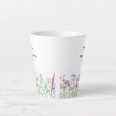 色とりどりの野の花のベビーシャワーお祝い カフェラテマグ (正面)