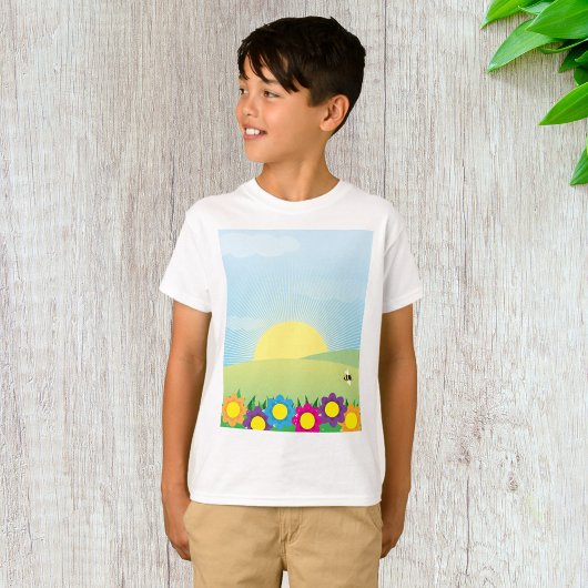 色と彩る花々の春の牧場の太陽 Tシャツ