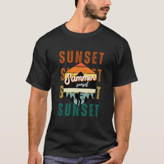 色に魅了:サンセットの魔法 Tシャツ