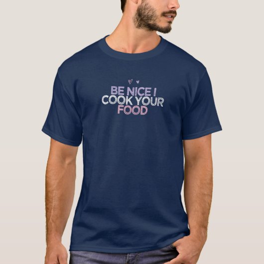 色のハートおもしろいは良いあなたの食べ物を調理師する Tシャツ (正面)