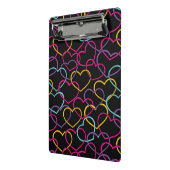 色のハートが付いているバレンタインパターン ミニクリップボード (アングル2)