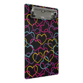 色のハートが付いているバレンタインパターン ミニクリップボード (アングル)