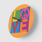 色のブロックのLOVE=Peaceの柱時計 ラウンド壁時計 (傾斜)
