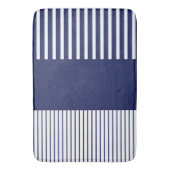 色のポップ・アートのストライプ – 青と白 バスマット (正面縦)