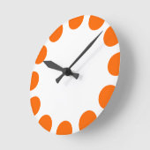 色の三日月-オレンジおよび白 ラウンド壁時計 (傾斜)