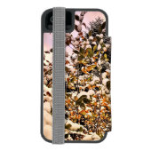 色の付いたに新雪が葉降る INCIPIO iPhoneウォレットケース (フォリオ裏面)
