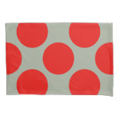 色の幾何学的な斜めの赤い水玉模様 枕カバー (正面)