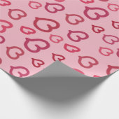 色の引き分けのピンクのバレンタインのハートパターン ラッピングペーパー (角)