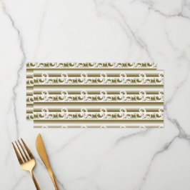 色の濃い絨毯は左右対称の幾何学的な特徴を持つ メニュー