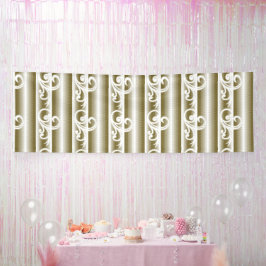 色の濃い絨毯は左右対称の幾何学的な特徴を持つ 横断幕