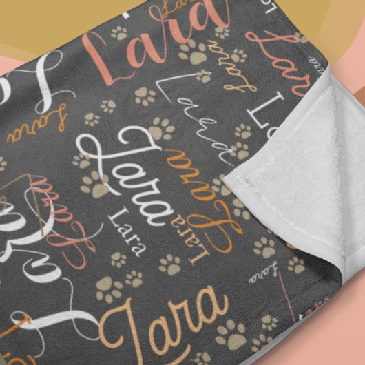 色の犬の名前と子犬の足の全体のダークグレー フリースブランケット