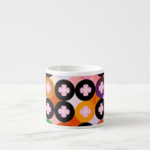 色クール数々のの円とピンク色のクローバー エスプレッソカップ (正面)