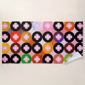 色クール数々のの円とピンク色のクローバー ビーチタオル (正面)