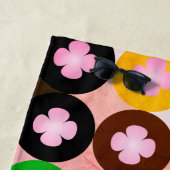 色クール数々のの円とピンク色のクローバー ビーチタオル (インサイチュ)