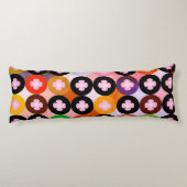 色クール数々のの円とピンク色のクローバー ボディピロー (裏面)