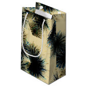 色ベージュの色合いで スモールペーパーバッグ (裏面アングル)