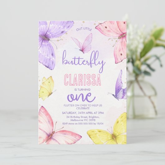 色モダン数々のの小さな蝶の最初の誕生日 招待状 (スタンド正面)