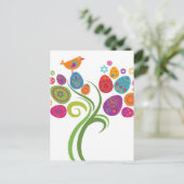 色付きの卵と花を持つイースターツリー シーズンポストカード (スタンド正面)