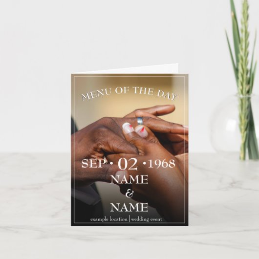 色付きの結婚カップルの手が指輪をつける 案内状 (正面)